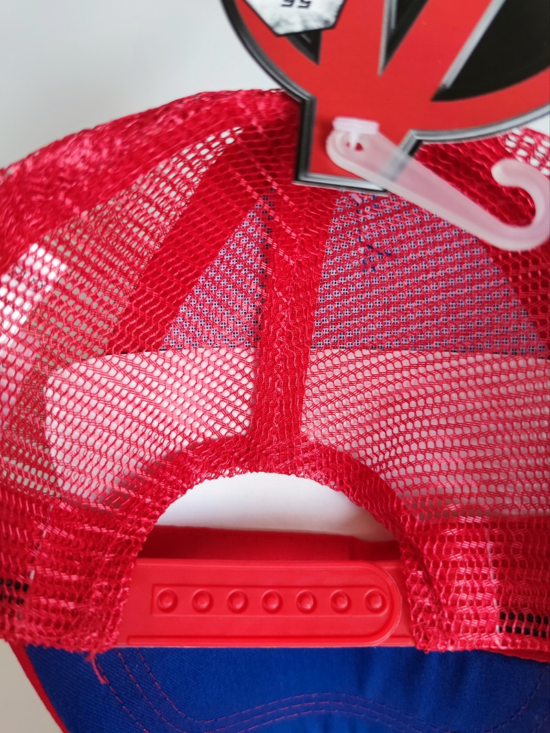 Chlapecká kšiltovka se síťkou AVENGERS červená